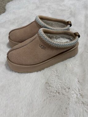 Size 9.5 Ugg Taz platform clogs